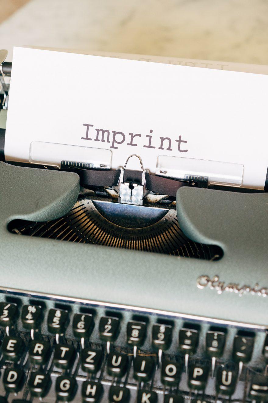 Ein Baltt in einer alten Schreibmaschine mit dem englischen Wort "Imprint"