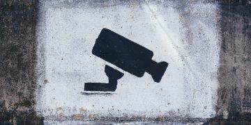 Ein Grafitiy mit einer Überwachungskamera