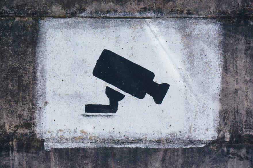 Ein Grafitiy mit einer Überwachungskamera
