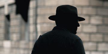 Mann mit Hut im Schatten